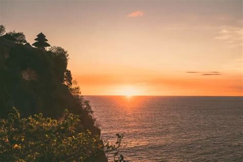 Berada Di Puncak Tebing Yuk Intip Sejarah Dan Keindahan Pura Uluwatu