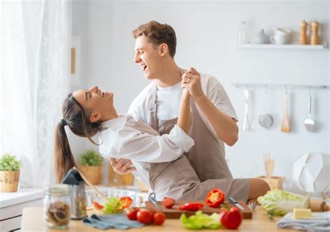 Comida Saludable En Casa Feliz Pareja Amorosa Est Preparando La Comida