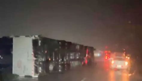 Dos camiones volcaron por ráfagas superiores a 100 km h en la ruta 9