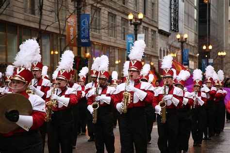 Banda De M Sica En Carretera Cerca Del Edificio Durante El D A Banda