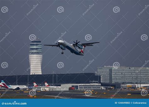 O Plano De Austrian Airlines Que Decola Do Aeroporto De Viena Vie