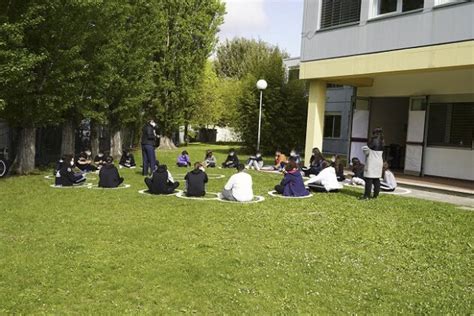 Lezione Allaperto Nel Giardino Della Scuola Bertola Sotto Al Nuovo