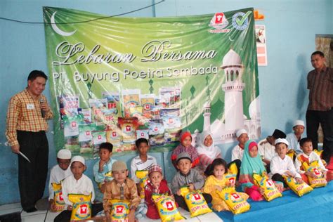 Memberikan Sumbangan Beras Ke Yayasan Topi Koki