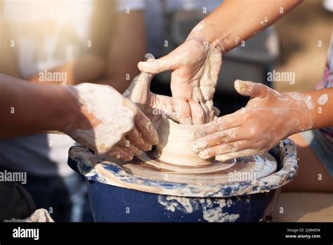 Potter S Manos Guiando Las Manos Del Ni O Para Ayudarle A Trabajar Con