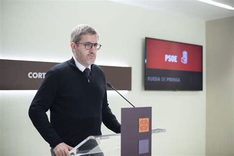 El PSOE denuncia que la consejera de Educación se esconda y vete su