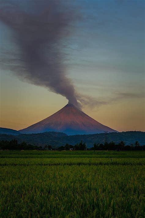 File:The Mayon Volcano.jpg - Wikimedia Commons