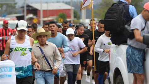 Vuelve Alexander Joven Que Corre Descalzo Retoma La Carrera Junto A