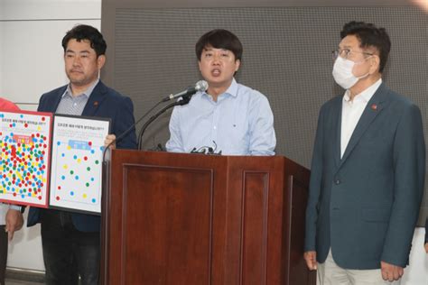 이준석 이재명 ‘김포공항 이전에 “콩가루 민주당”토론 재차 제안 서울경제