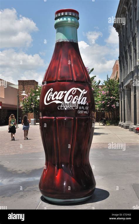 Riesen Coca Cola Flasche In Einem Themenpark In Orlando Stockfotografie