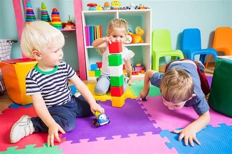 Los Niños Pequeños Están Jugando Con Coches De Juguete En El Suelo De