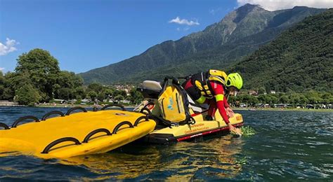 Colico Ragazzino Anneg Nel Lago Anni Fa Deposta Una Corona Di