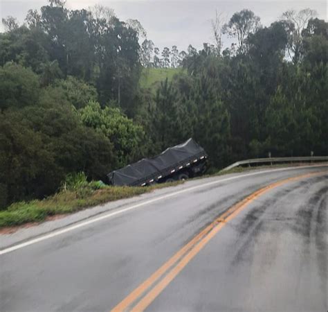 Motorista Perde Controle Do Caminh O E Sofre Sa Da De Pista Na Sc