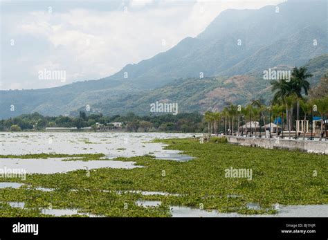 El Pueblo De Ajijic En El Lago De Chapala Jalisco México América