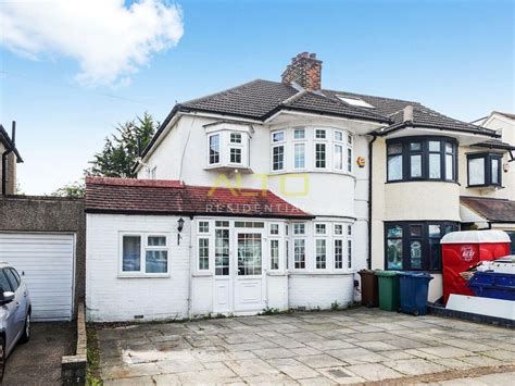 4 Bed Semi Detached House To Rent In Chestnut Drive Pinner Middlesex