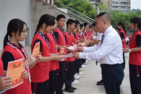 喜迎二十大 奋进新征程 建功新时代 一起向未来 南溪一中举行2022年秋期开学典礼暨“奎峰·必祥”奖学金颁发仪式