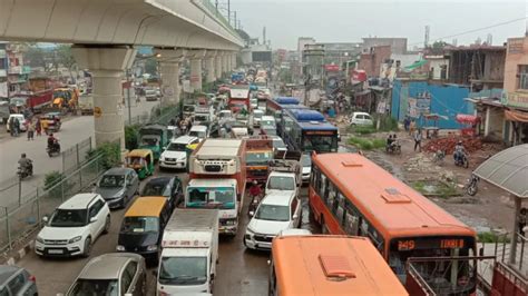 Delhi Traffic दिल्ली में बाढ़ के बाद सुधर रही ट्रैफिक व्यवस्था आज