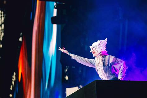 Grimes Apologizes To Fans After Rocky Coachella Set That Left Her