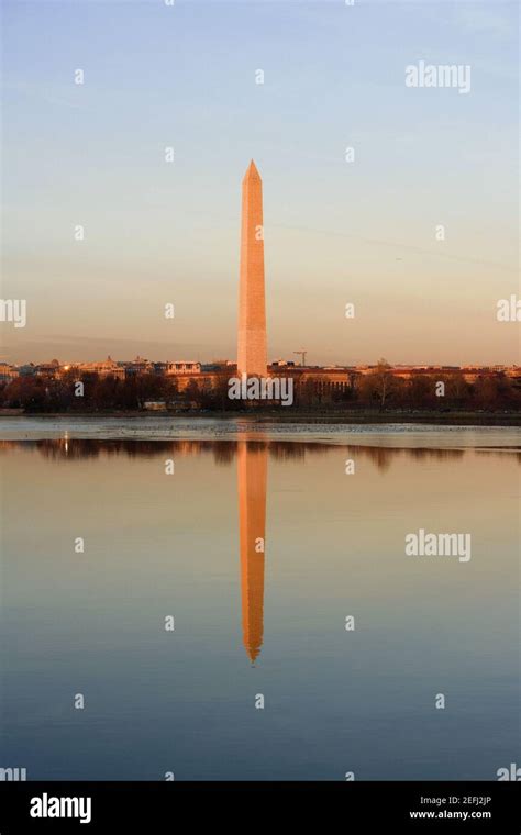 Reflejo De Un Monumento En El Agua El Monumento A Washington En