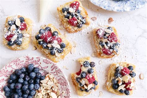 An Irresistible Treat: The Delicious Berry Custard Puff Pastry Tart ...