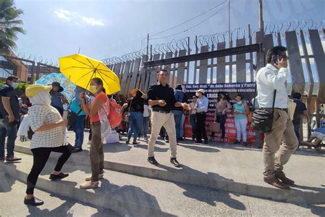 Protestan En El Recinto Del Ejecutivo Los Padres Maestros Y Alumnos De