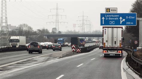 Düsseldorf Baustelle auf Autobahn A46 Richtung Wuppertal nur eine