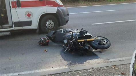 Violento Scontro Tra Unauto E Una Moto A Milano Giovane Di 16 Anni