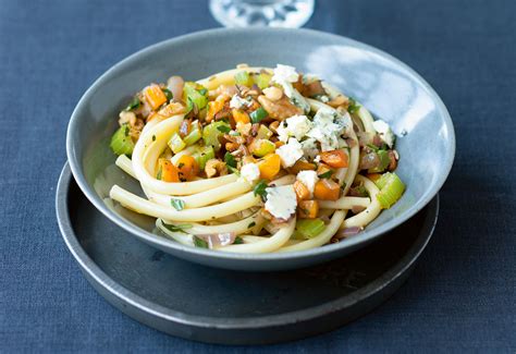 Pasta mit Selleriegemüse und Nüssen Frisch Gekocht