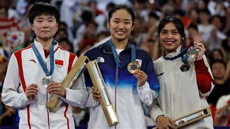 La China He Bingjiao Homenajea A Carolina Mar N Con Pin De La Bandera