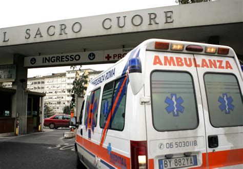 In Crisi Di Astinenza Semina Il Panico In Pronto Soccorso E Prende A