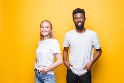 Retrato de casal feliz multirracial se abraçando e posando juntos sobre