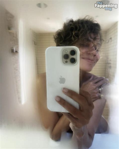 Halle Berry Looks Hot Posing Naked In The New Shots 5 Photos Leaked