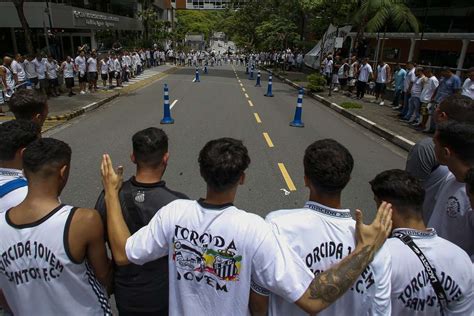 Torcedores Do Santos Se Re Nem Em Frente A Hospital Para Rezar Por Pel