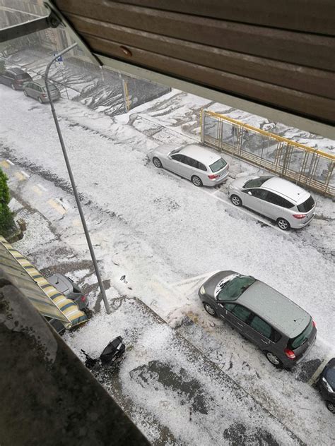 Maltempo Uragano A Bolzano Grandine E Raffiche Di Vento Alberi Abbattuti