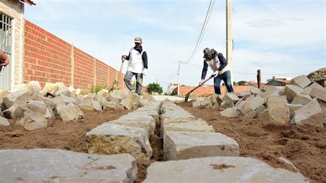 Moradores comemoram avanço em obras de pavimentação no bairro Aeroporto