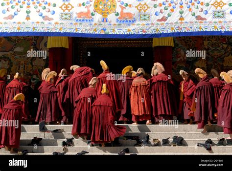 Los Monjes Tibetanos Vistiendo Ropas Y Sombreros Amarillos De La Orden