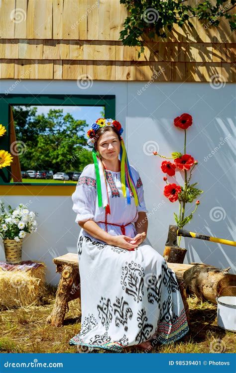 Une Belle Fille Dans Le Costume Ukrainien National Image Stock Image