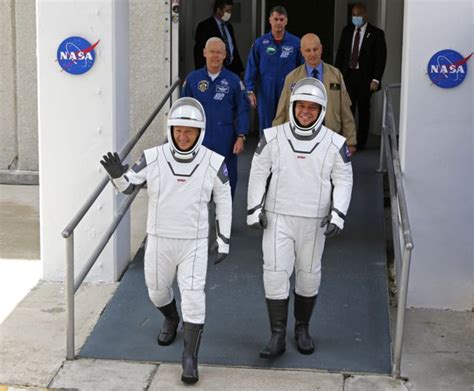 Lanzamiento De La Nasa Y Spacex C Mo Son Los Nuevos Trajes Inspirados