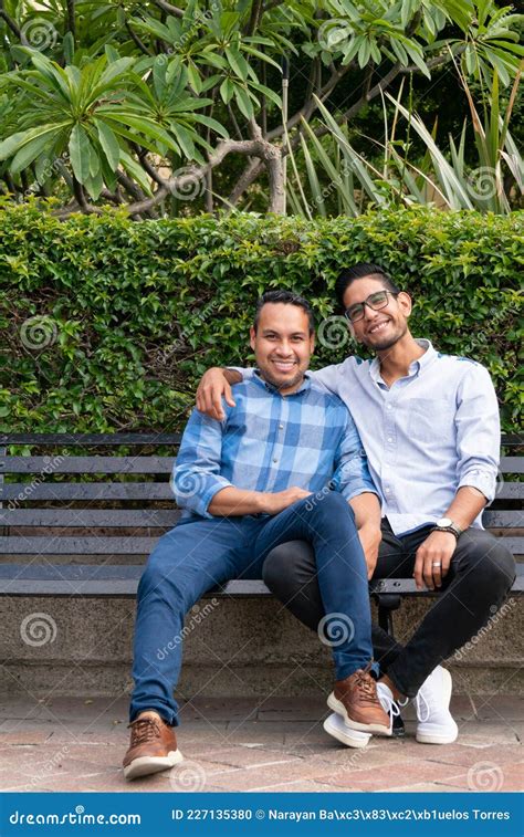 Hombres Homosexuales De La Pareja De Latias Sentados En Un Banco Concepto Gay Foto De Archivo