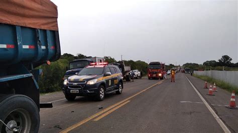 Prf Atende Acidente Envolvendo Tr S Carros E Dois Caminh Es Na Br