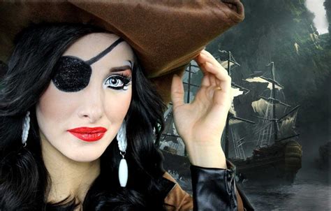 Punk And Sexy Glamorous Looking Pirate Halloween Makeup Ideas