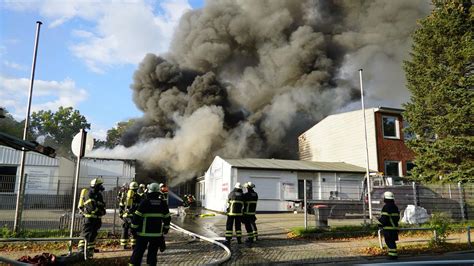 Feuerwehreinsatz Brand In Autowerkstatt Rauchs Ule Kilometerweit Zu