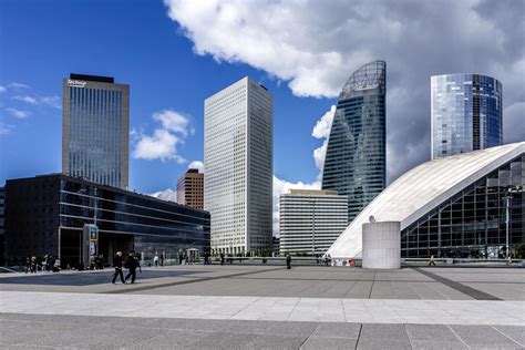 Paris La D Fense Lesplanade Bient T M Tamorphos E En Parc Urbain