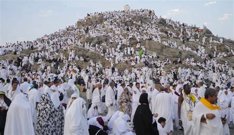 Khusyuk Wukuf Di Padang Arafah Foto