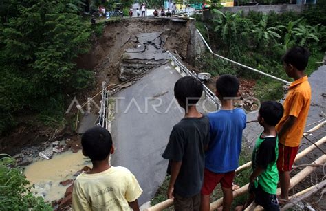 JEMBATAN PUTUS ANTARA Foto