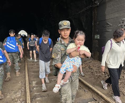 新华视点｜为了每位旅客都平安——丰沙线三趟列车乘组人员回顾风雨时刻 新华网客户端