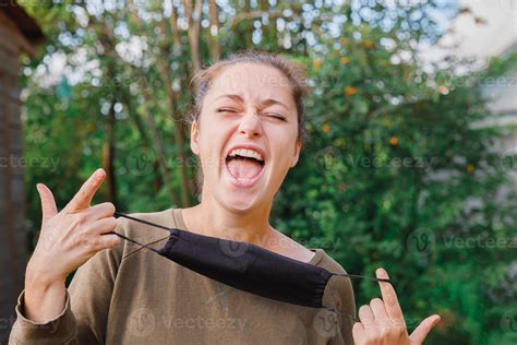 Feliz Chica Positiva Se Quita La M Scara M Dica Protectora De La Cara