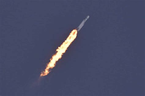 Vidéo Spacex Fait Voler Sa Fusée Lourde Falcon Heavy Pour La Première