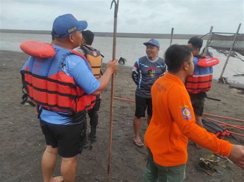 Waspada Berenang Di Pantai Parangtritis Dua Wisatawan Tewas Terseret