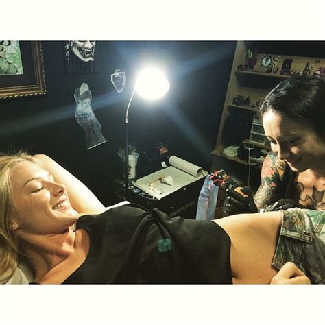 Ego Fiorella Mattheis Posta Foto Fazendo Tatuagem Not Cias De Famosos