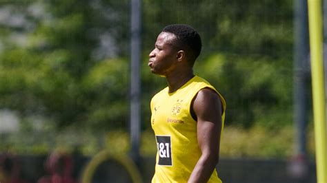 Lentourage De Youssoufa Moukoko Fracasse Le Borussia Dortmund